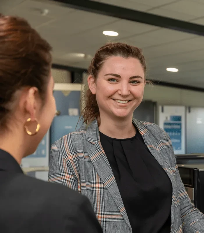 verkoper in showroom westkapelle met witgoed